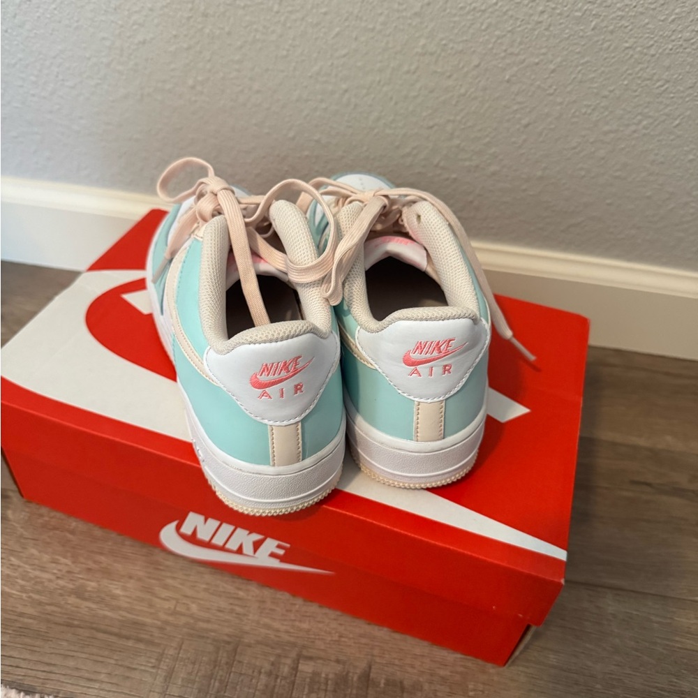 Nike Air Force 1 Low in White and Mint - Picture 3 of 3